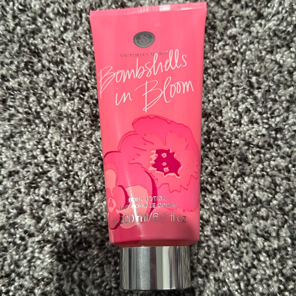 NWT Bombshells in Bloom lotion
